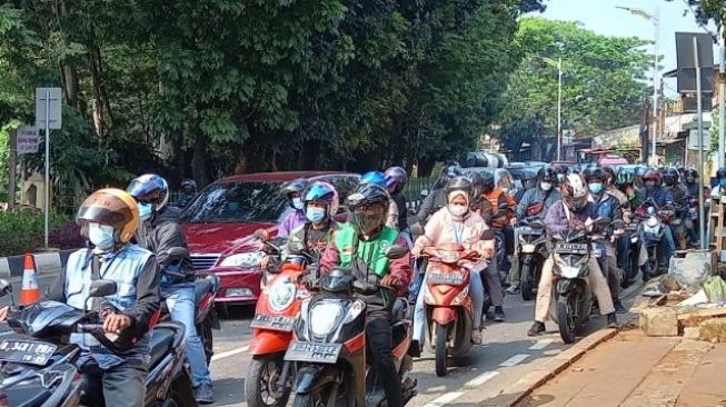 Arus Lalu Lintas di Jalan Raya Lenteng Agung Terpantau Padat Pagi Ini