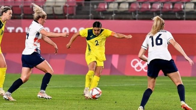 Pemain Australia Samantha Kerr menjebol gawang Britania Raya di babak perempat final sepak bola putri Olimpiade Tokyo yang berlangsung di Saitama Soccer Stadium, Jumat (30/7/2021). [AFP]