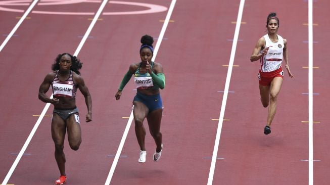 Sprinter Indonesia Alvin Tehupeiory (kanan) berlari dalam babak pertama 100 meter putri cabang atletik Olimpiade Tokyo 2020 di Stadion Olimpiade Tokyo, Jepang, Jumat (30/7/2021). [ANTARA FOTO/Sigid Kurniawan]