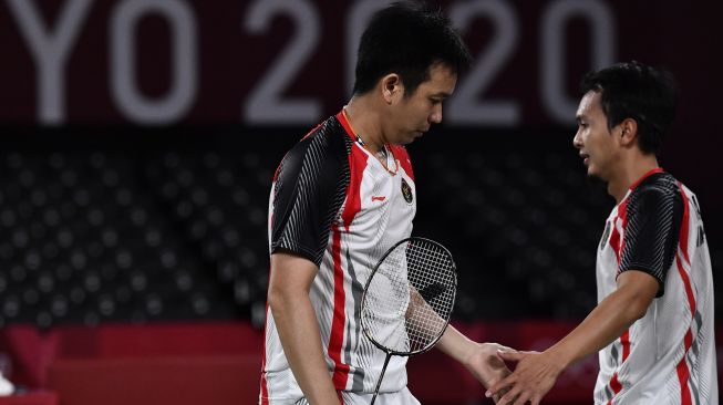 Pebulutangkis ganda putra Indonesia Mohammad Ahsan/Hendra Setiawan bersalaman seusai kalah dari ganda putra Taiwan Lee Yang/Wang Chi-Lin dalam semifinal Olimpiade Tokyo 2020, di Musashino Forest Sport Plaza, Tokyo, Jepang, Jumat (30/7/2021). [ANTARA FOTO/Sigid Kurniawan]