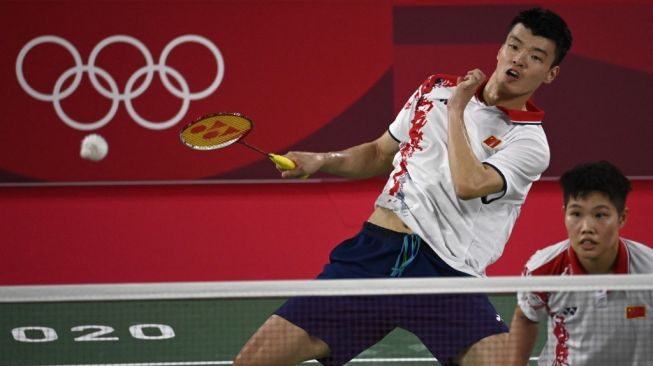 Pasangan ganda campuran China, Wang Yi Lyu/Huang Dong Ping saat menghadapi rekan senegaranya, Zheng Si Wei/Huang Ya Qiong dalam laga final Olimpiade Tokyo 2020 di Musashino Forest Sports Plaza, Tokyo, Jumat (30/7/2021). Alexander NEMENOV / AFP.