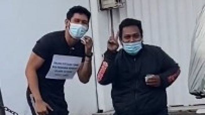 Viral seleb TikTok memberikan tantangan memberikan uang jika ada yang bisa memperagakan monyet. Seleb TikTok itu adalah Iben M.A.