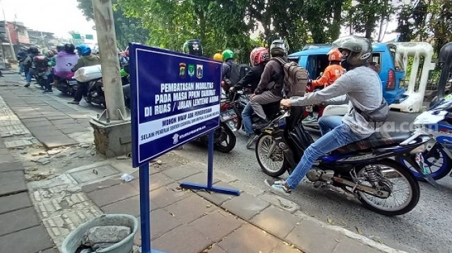 Pengendara Tanpa Helm dan Masker Ngamuk Saat Dihentikan Tentara di Sidoarjo