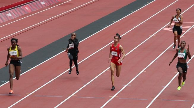 Sprinter putri Indonesia, Alvin Tehupeiory (tengah) tampil di Olimpiade Tokyo, Jumat (30/7/2021). [Giuseppe CACACE / AFP]