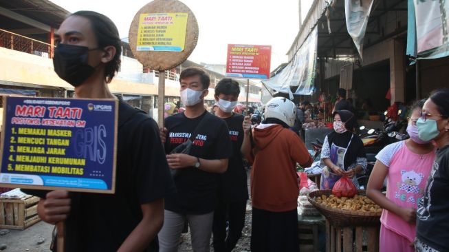 Mahasiswa Upgris Kunjungi Pasar Peterongan untuk Bagikan Masker dan Sembako