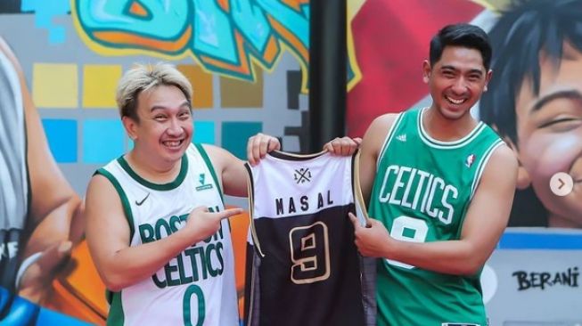 10 Potret Arya Saloka Tanding Basket, Ramai Disoraki Ibu-ibu