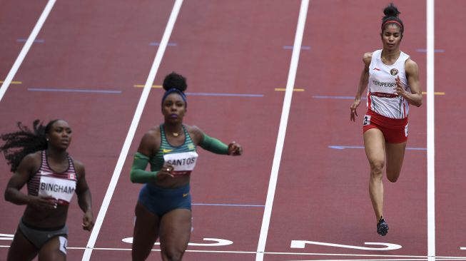 Sprinter Indonesia Alvin Tehupeiory (kanan) berlari dalam babak pertama 100 meter putri cabang atletik Olimpiade Tokyo 2020 di Stadion Olimpiade Tokyo, Jepang, Jumat (30/7/2021). [ANTARA FOTO/Sigid Kurniawan]