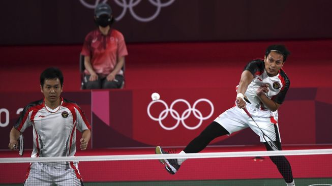 Pebulutangkis ganda putra Indonesia Mohammad Ahsan/Hendra Setiawan mengembalikan kok ke arah ganda putra Taiwan Lee Yang/Wang Chi-Lin dalam semifinal Olimpiade Tokyo 2020, di Musashino Forest Sport Plaza, Tokyo, Jepang, Jumat (30/7/2021). [ANTARA FOTO/Sigid Kurniawan]