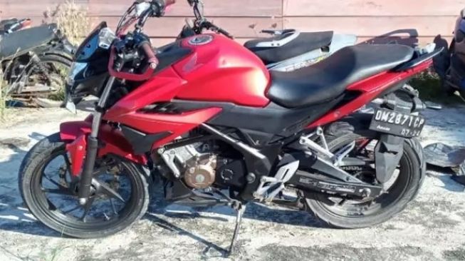 Pengendara Honda CBR Terpental Saat Rem Mendadak, Meninggal Ditabrak Truk Kontainer