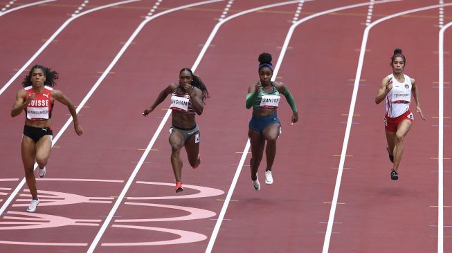 Sprinter Indonesia Alvin Tehupeiory (kanan) berlari dalam babak pertama 100 meter putri cabang atletik Olimpiade Tokyo 2020 di Stadion Olimpiade Tokyo, Jepang, Jumat (30/7/2021). [ANTARA FOTO/Sigid Kurniawan]