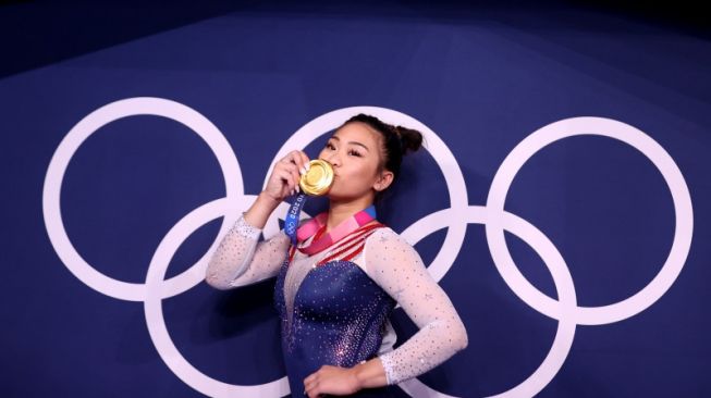 Pesenam Amerika Serikat Sunisa Lee mencium medali emas Olimpiade Tokyo 2020 yang diraih dari nomor semua alat (all-around) individual putri di Ariake Gymnastics Centre, Tokyo, Jepang, pada 29 Juli 2021 (ANTARA/REUTERS/LINDSEY WASSON)