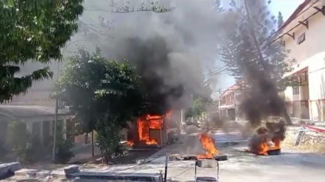 Viral Video Begini Parahnya Fasilitas Kampus IAIN Madura Dibakar Mahasiswa
