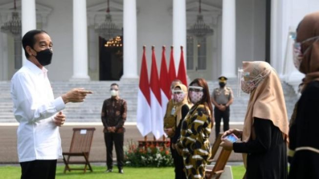 Presiden Joko Widodo menyerahkan Bantuan Presiden Produktif Usaha Mikro (BPUM) kepada para pelaku usaha mikro di halaman Istana Merdeka, Jakarta, pada Jumat, 30 Juli 2021 [Sekretariat Presiden RI]