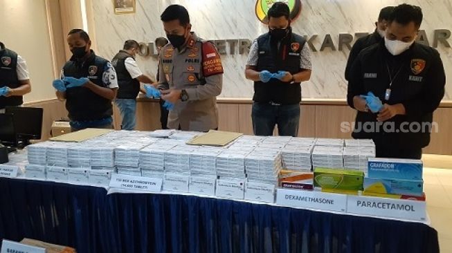 Polres Metro Jakarta Barat saat merilis kasus penimbunan obat Covid-19. (Suara.com/Yaumal)