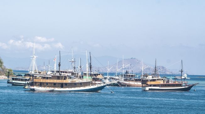 Sejumlah kapal wisata pinisi lego jangkar di perairan dekat Dermaga Labuan Bajo, Manggarai Barat, Nusa Tenggara Timur, Jumat (30/7/2021). [ANTARA FOTO/Muhammad Adimaja]