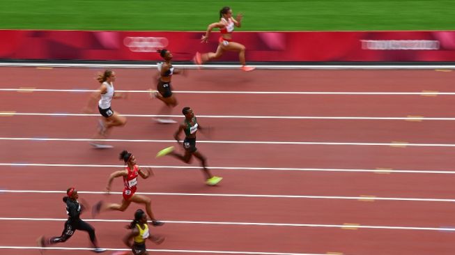 Sprinter putri Indonesia, Alvin Tehupeiory (ketiga dari bawah) saat tampil di babak penyisihan nomor lalri 100 meter putri cabang olahraga atletik Olimpiade Tokyo 2020 di Stadion Olimpiade, Tokyo, Jumat (30/7/2021). Ina FASSBENDER / AFP.