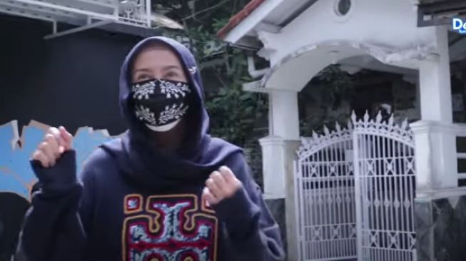 Potret rumah masa kecil Desy Ratnasari. (YouTube/Desy Ratnasari)