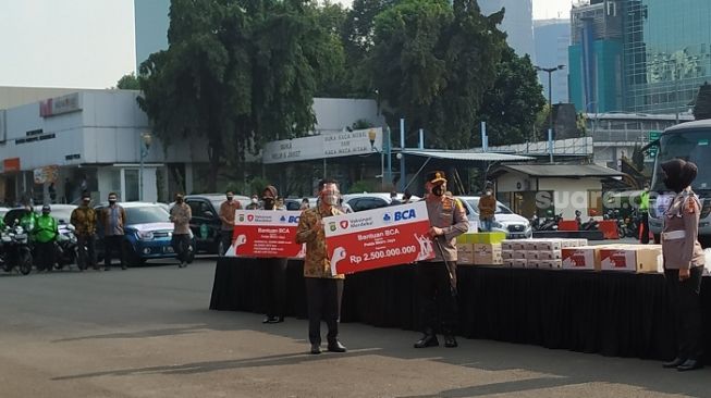 Polda Metro Dapat Bantuan Rp2,5 Miliar hingga Ambulans untuk Program Vaksinasi Merdeka. (Suara.com/M Yasir)