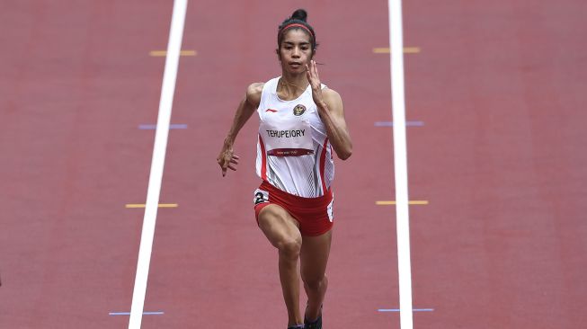 Sprinter Indonesia Alvin Tehupeiory berlari dalam babak pertama 100 meter putri cabang atletik Olimpiade Tokyo 2020 di Stadion Olimpiade Tokyo, Jepang, Jumat (30/7/2021). [ANTARA FOTO/Sigid Kurniawan]