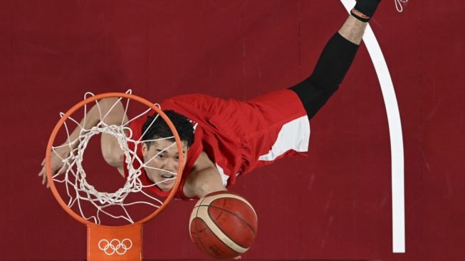 Pebasket Timnas Jepang, Yuta Watanabe coba melakukan lay-up saat menghadapi Slovenia dalam matchday kedua grup C Olimpiade Tokyo 2020 di Saitama Super Arena, 29 Juli 2021. Aris MESSINIS / POOL / AFP.