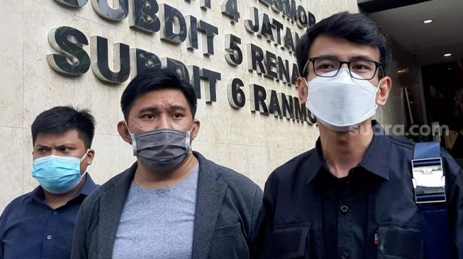 Adam Deni mendatangi Polda Metro Jaya untuk menyerahkan bukti dalam kasus dengan Jerinx SID, Jumat (30/7/2021). [Yuliani/Suara.com]