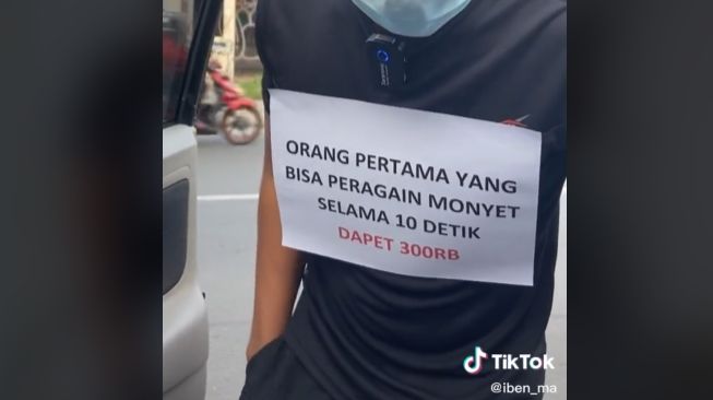 Viral Aksi Seleb TikTok Beri Uang ke Orang yang Tiru Gaya Monyet, Tuai Kecaman Publik