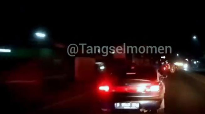 Tangkapan layar video viral sebuah mobil jenis sedan menghalangi laju ambulans yang tengah dalam keadaan darurat di Gaplek, Pamulang, Kota Tangerang Selatan (Tangsel). [Instagram@tangselmomen]