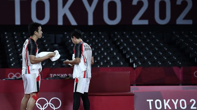 Pebulutangkis ganda putra Indonesia Mohammad Ahsan/Hendra Setiawan bersiap meninggalkan lapangan seusai kalah dari ganda putra Taiwan Lee Yang/Wang Chi-Lin dalam semifinal Olimpiade Tokyo 2020, di Musashino Forest Sport Plaza, Tokyo, Jepang, Jumat (30/7/2021). [ANTARA FOTO/Sigid Kurniawan]