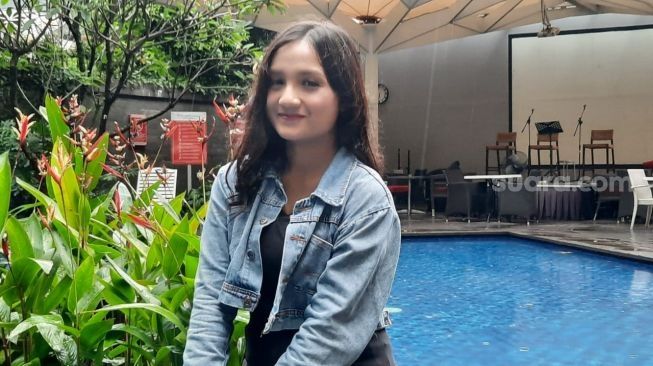 Aurelya Ratamchia Dewanda saat menjalani syuting video klip perdananya di Swiss-Belhotel Pondok Indah [Suara.com/Ismail]