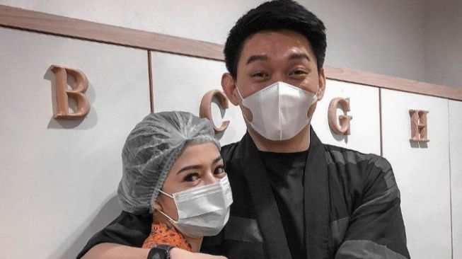 Gagal Program Bayi Tabung, Ifan Seventeen Semangati Sang Istri 