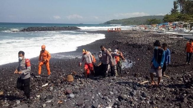 Pemancing Terseret Ombak di Pantai Bugbug Ditemukan Tewas