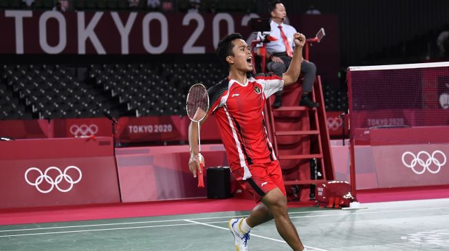 Pebulutangkis tunggal putra Indonesia Anthony Sinisuka Ginting melakukan selebrasi seusai mengalahkan tunggal putra Denmark Anders Antonsen dalam perempatfinal Olimpiade Tokyo 2020 di Musashino Forest Sport Plaza, Tokyo, Jepang, Sabtu (31/7/2021). [ANTARA FOTO/Sigid Kurniawan]