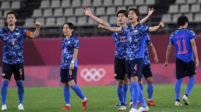 Para pemain Jepang melakukan selebrasi setelah memenangkan pertandingan sepak bola perempat final putra Olimpiade Tokyo 2020 menghadapi Selandia Baru di Stadion Ibaraki Kashima di kota Kashima, prefektur Ibaraki pada 31 Juli 2021.Yuri CORTEZ / AFP