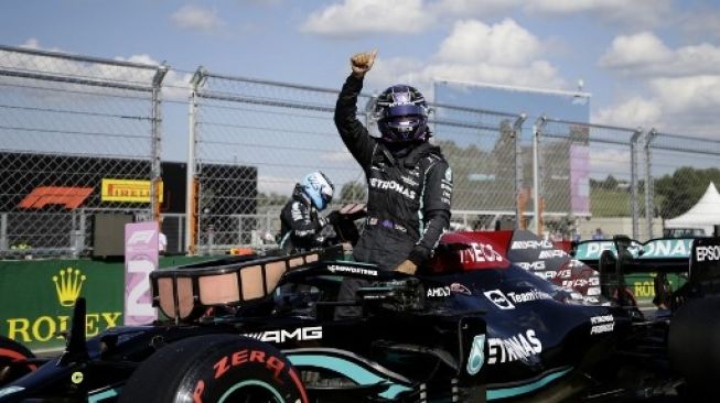 Pembalap Mercedes Inggris Lewis Hamilton merayakan keberhasilannya start di posisi terdepan F1 GP Hungaria setelah sesi kualifikasi di trek balap Hungaroring di Mogyorod dekat Budapest pada 31 Juli 2021. DAVID W CERNY / AFP