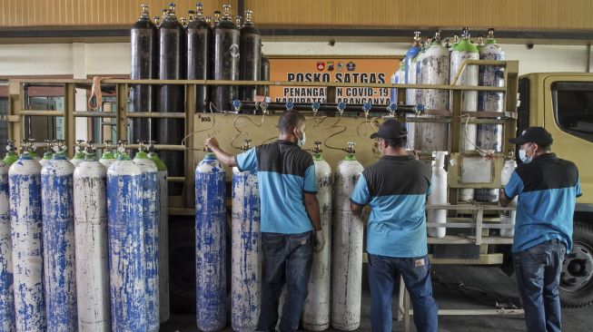 Petugas mengisi ulang tabung oksigen warga pada kegiatan Bakti Sosial Oksigen Gratis di Rumah Dinas Bupati Karanganyar, Jawa Tengah, Jumat (30/7/2021). [ANTARA FOTO/Mohammad Ayudha]