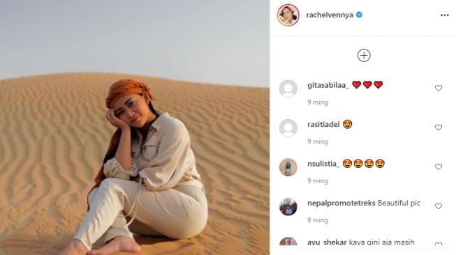 Adu gaya liburan Rachel Vennya dan Adhisty Zara. [Instagram]