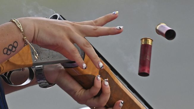 Sebuah tato cincin Olimpiade terlihat di pergelangan tangan Kayle Browning AS saat berkompetisi dalam kualifikasi menembak putri Olimpiade Tokyo 2020 di Asaka Shooting Range, Tokyo pada (29/7/2021). [Tauseef MUSTAFA / AFP]