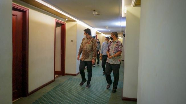 Wali Kota Medan Bobby Nasution meninjau langsung persiapan lokasi isolasi mandiri di Hotel Soechi. [Ist]