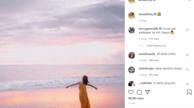 Adu gaya liburan Rachel Vennya dan Adhisty Zara. [Instagram]