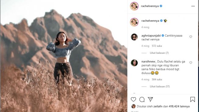 Adu gaya liburan Rachel Vennya dan Adhisty Zara. [Instagram]