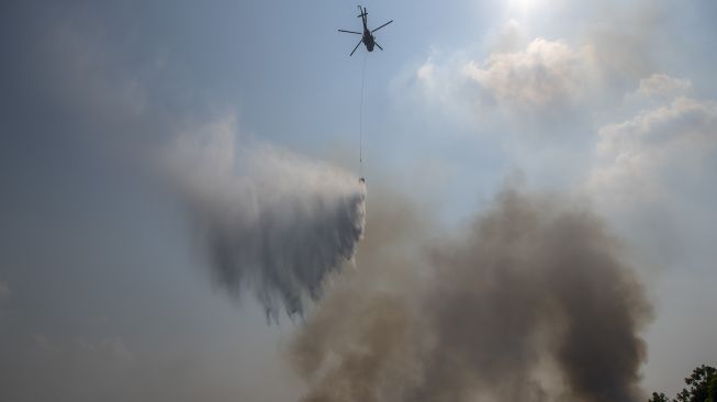 Helikopter Mi-8AMT melakukan pemadaman kebakaran lahan dari udara (water bombing) di Desa Palem Raya, Indralaya Utara, Ogan Ilir (OI), Sumatera Selatan, Sabtu (31/7/2021). [ANTARA FOTO/Nova Wahyudi]