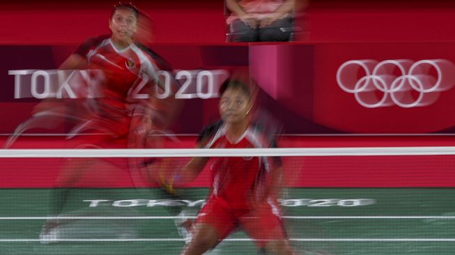 Pebulutangkis ganda putri Indonesia Greysia Polii/Apriyani Rahayu mengembalikan kok ke arah ganda putri Korea Selatan Lee Sohee/Shin Seungchan dalam semifinal Olimpiade Tokyo 2020 di Musashino Forest Sport Plaza, Tokyo, Jepang, Sabtu (31/7/2021). [ANTARA FOTO/Sigid Kurniawan]