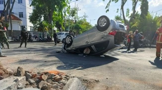 Kecelakaan, Mobil Brio Terbalik di Traffic Light Kartini Surabaya, Sopir Semaput