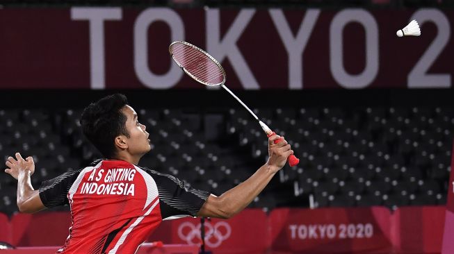 Pebulutangkis tunggal putra Indonesia Anthony Sinisuka Ginting mengembalikan kok ke arah tunggal putra Denmark Anders Antonsen dalam perempatfinal Olimpiade Tokyo 2020 di Musashino Forest Sport Plaza, Tokyo, Jepang, Sabtu (31/7/2021). [ANTARA FOTO/Sigid Kurniawan]