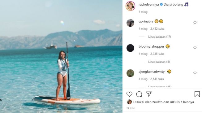 Adu gaya liburan Rachel Vennya dan Adhisty Zara. [Instagram]