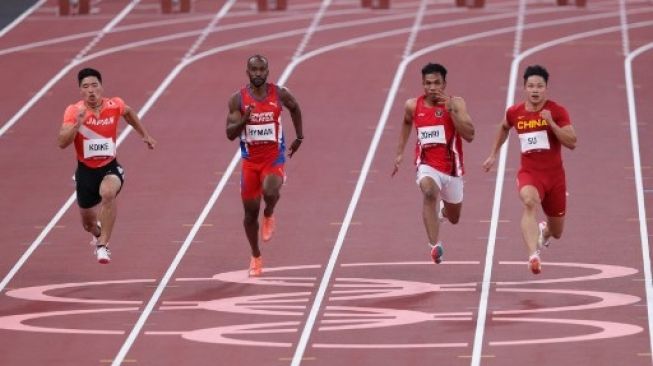 Sprinter Indonesia Lalu Muhammad Zohri (ketiga kiri) bersaing di nomor 100m putra pada Olimpiade Tokyo 2020 di Stadion Olimpiade di Tokyo pada 31 Juli 2021.Giuseppe CACACE / AFP