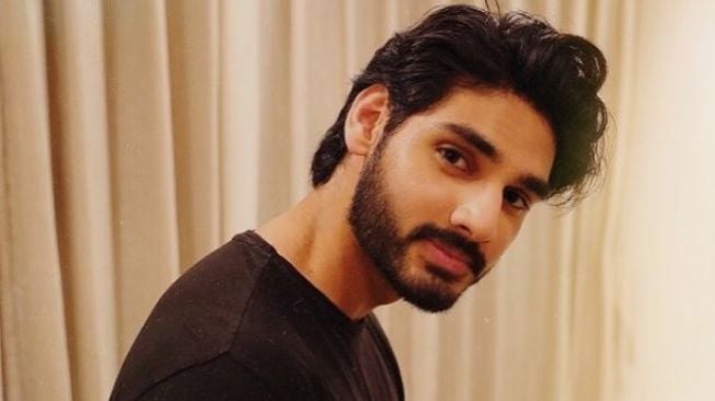 12 Pesona Ahan Shetty Anak Sunil Shetty yang Kini Jadi Idola Baru