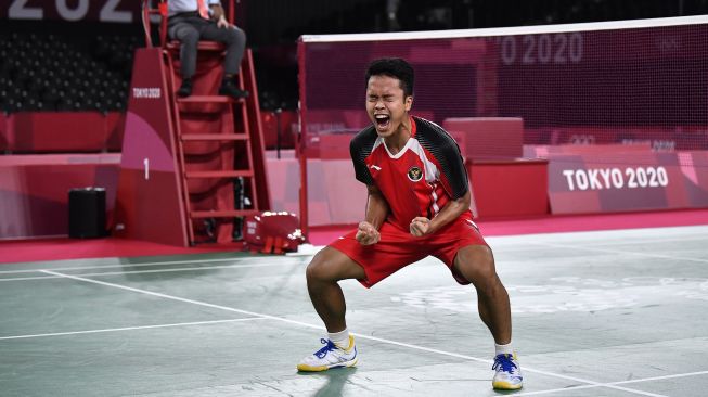 Pebulutangkis tunggal putra Indonesia Anthony Sinisuka Ginting melakukan selebrasi seusai mengalahkan tunggal putra Denmark Anders Antonsen dalam perempatfinal Olimpiade Tokyo 2020 di Musashino Forest Sport Plaza, Tokyo, Jepang, Sabtu (31/7/2021). [ANTARA FOTO/Sigid Kurniawan]