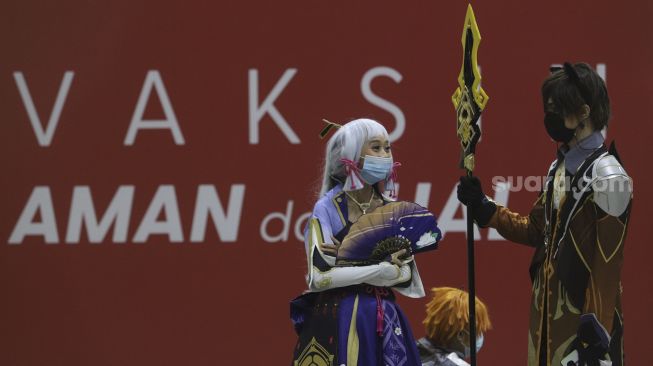 Relawan berkostum tokoh fiksi anime Jepang berdiri di area vaksinasi COVID-19 di Jakarta Convention Center (JCC), Senayan, Jakarta, Sabtu (31/7/2021). [Suara.com/Angga Budhiyanto]