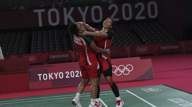 Pebulutangkis ganda putri Indonesia Greysia Polii/Apriyani Rahayu merayakan kemenangan atas ganda putri Korea Selatan Lee Sohee/Shin Seungchan dalam semifinal Olimpiade Tokyo 2020 di Musashino Forest Sport Plaza, Tokyo, Jepang, Sabtu (31/7/2021). [ANTARA FOTO/Sigid Kurniawan]